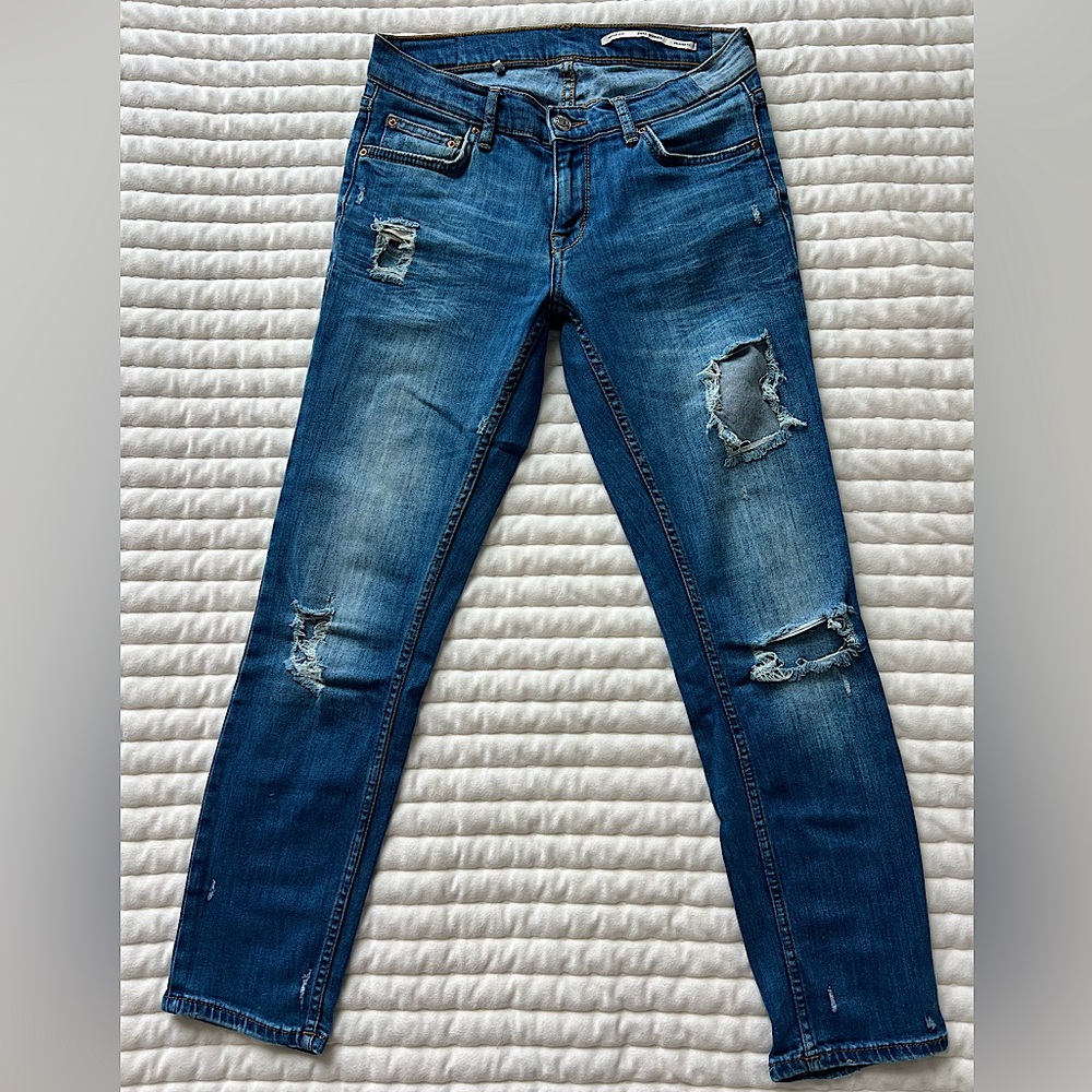 ZARA WOMEN Distressed Medium Rise
Relaxed Fit Blue Jeans / size 2